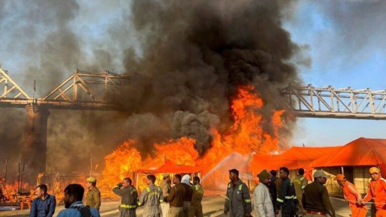 breaking news: massive fire in mahakumbh