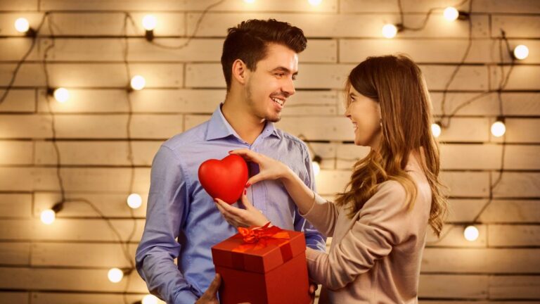 Best trending Valentine Day 2025 gifts for your girlfriend